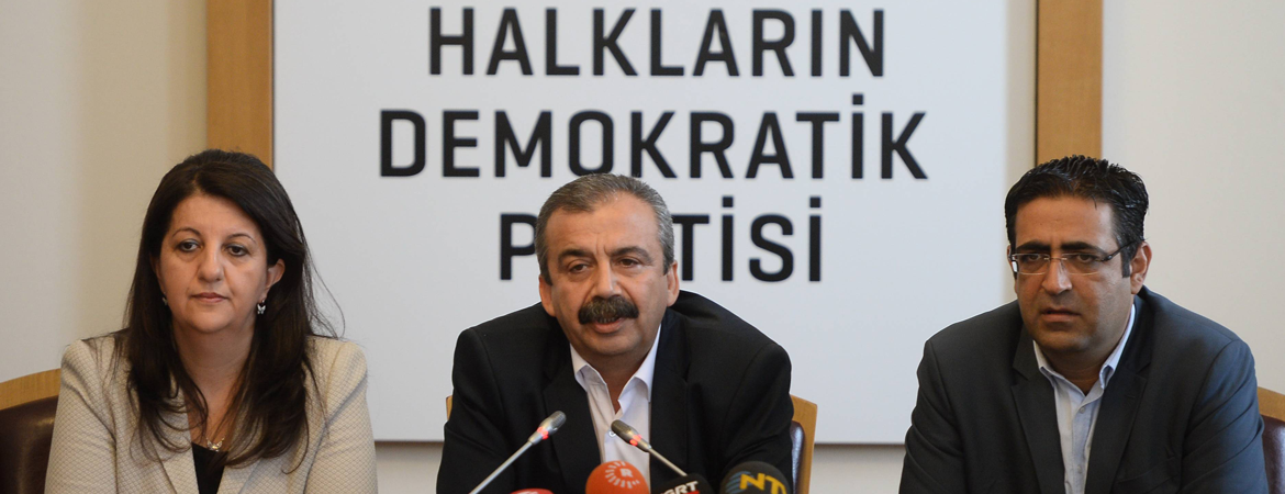 Halk devrilen masayı dört ayak üzerine oturttu