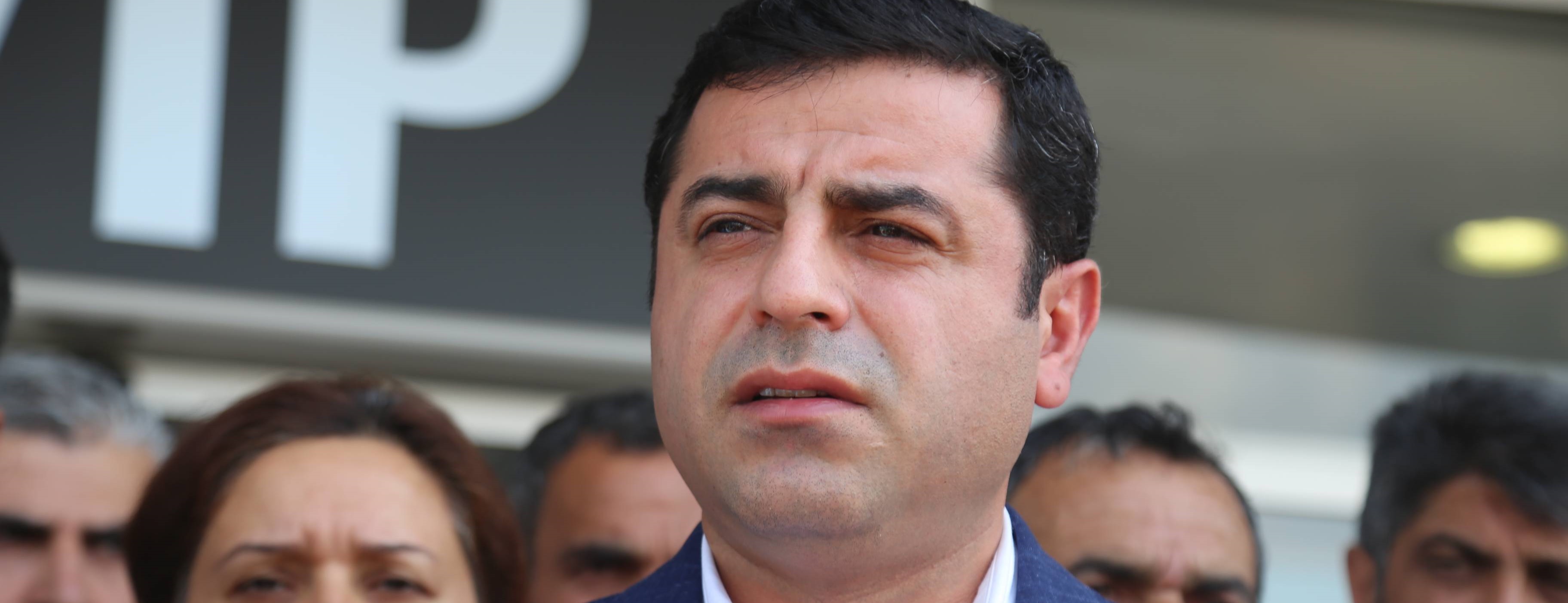 Çok üzüntülüyüm...