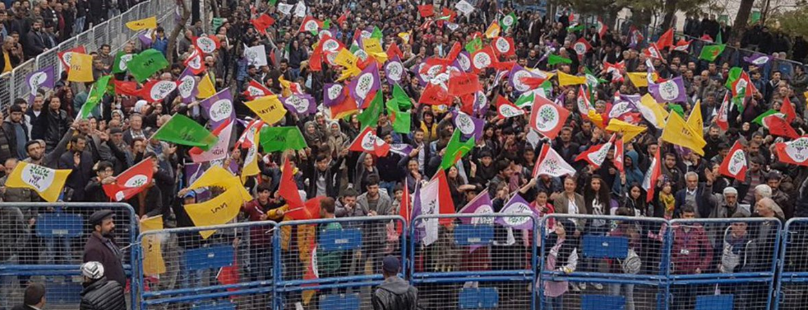 Kadın Meclisi Sözcümüz gözaltı sonrası yeniden referandum çalışmalarında