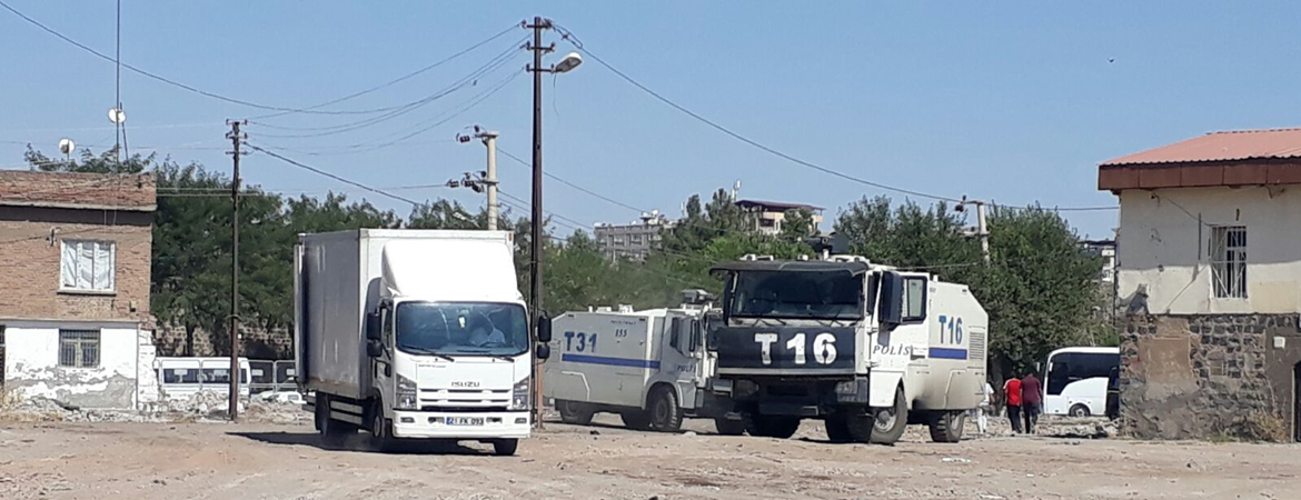 Yiğitalp: Sur halkı evine giremiyor, müteahhitler giriyor
