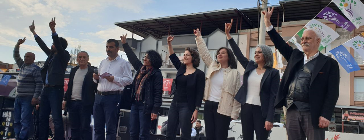 İzmir’in bütün sokaklarını Deniz Poyrazın emeği ve gülüşüyle ilmek ilmek örmek zorundayız