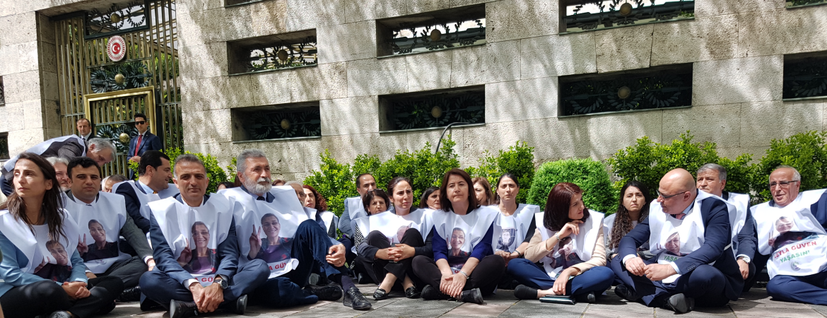 Meclis Grubumuz oturma eylemi yapıyor: Herkes bir an önce üzerine düşeni yerine getirmelidir