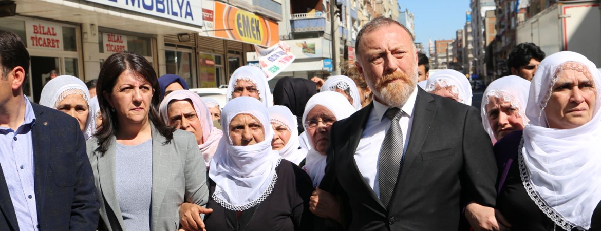 Diyarbakır Cezaevi önündeki açıklama engellendi: Hükümet 170 gündür bu sesi duymuyor