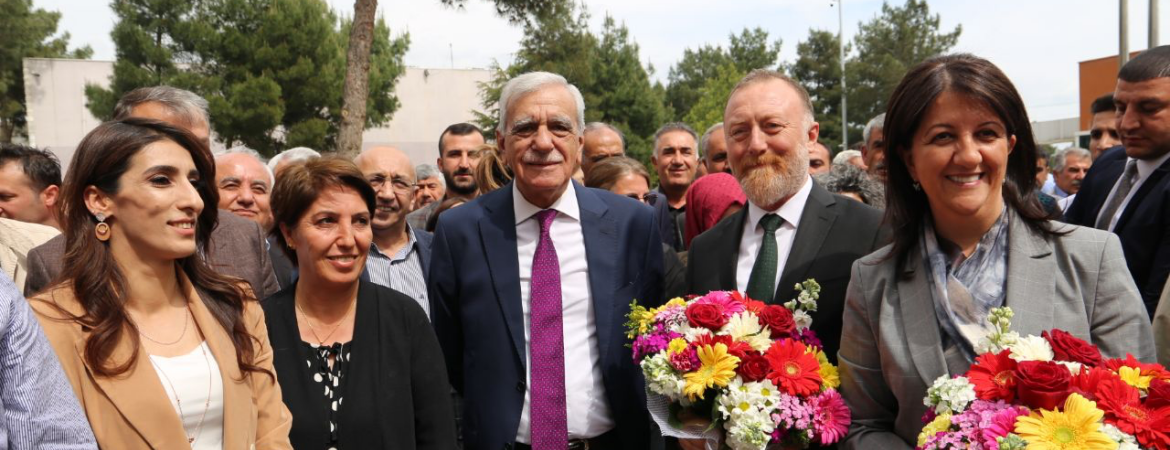 Mardin Belediyesini ziyaret eden Eş Genel Başkanlar: Kızgın demiri soğutmak tecridi bitirmekten geçer