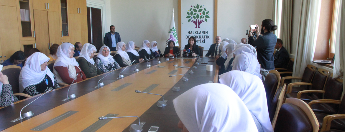 Anneler Meclisten seslendi: Bize yapılanlara rağmen suçlu aramıyoruz, bir umutla çözüm bekliyoruz