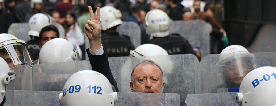 Binlerce kişi kimyasal silah kullanımına karşı sokaklara indi