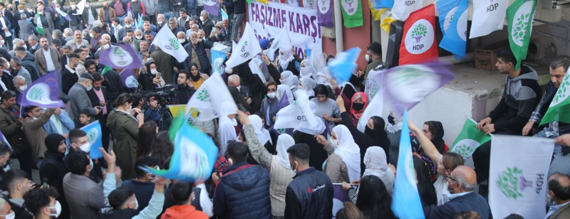 Eş Genel Başkanımız Pervin Buldan, ırkçı saldırıya uğrayan Yüreğir ilçe binamızı ziyaret etti
