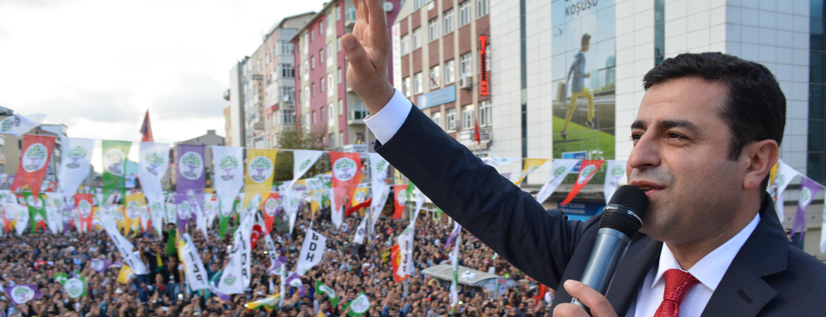 Demirtaş: "Halk, senin kölen değil, senin önünde diz çökmez"