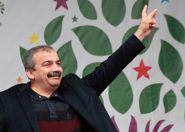 Önder: "Türbenin taşınacağı yeri PYD gösterdi"