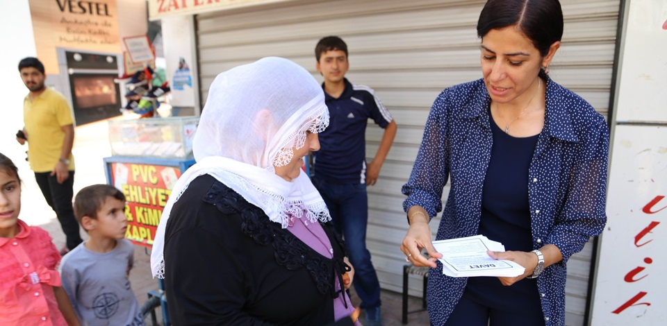 Batmanda açılışlara çağrı için broşür dağıtıldı