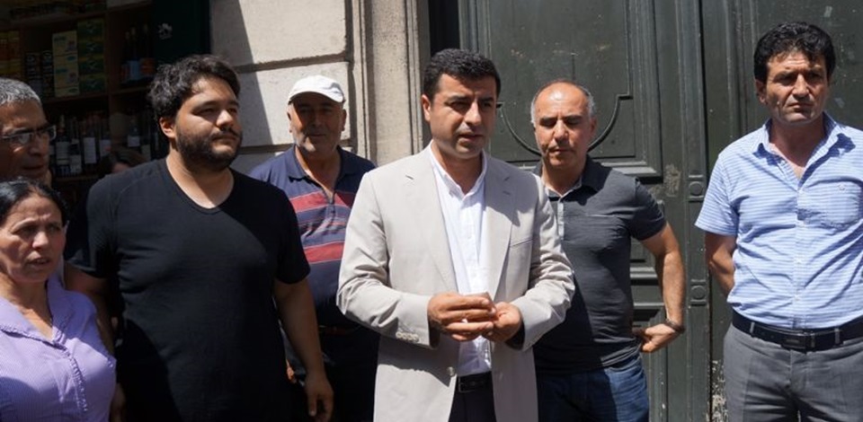 Demirtaş Paris’te katliam yerine çiçek bıraktı