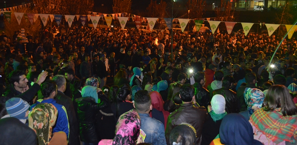 Esenlerde Newroz ateşi yakıldı