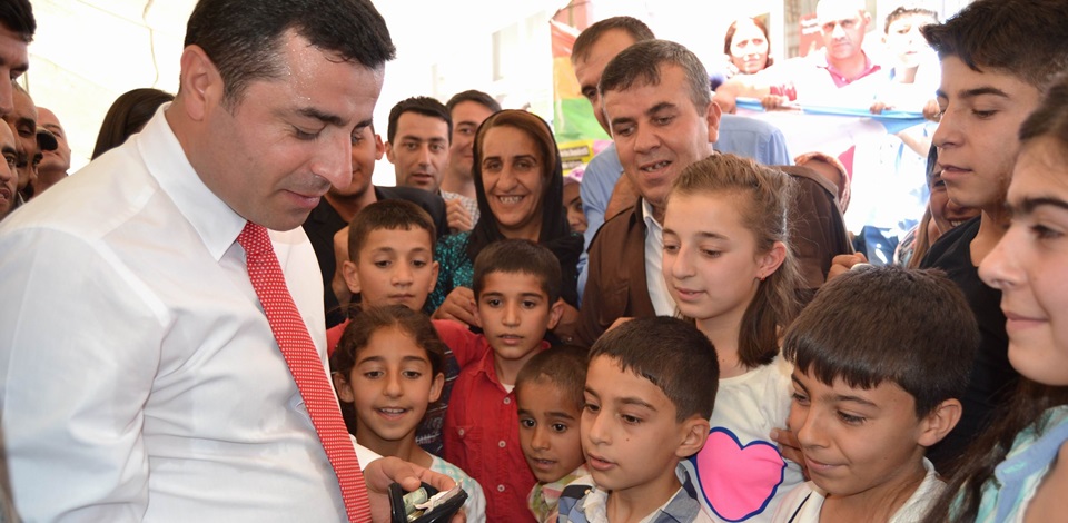 Demirtaş: Hakkariden uzanan barış elini temsil ediyorum, bu eli tutun