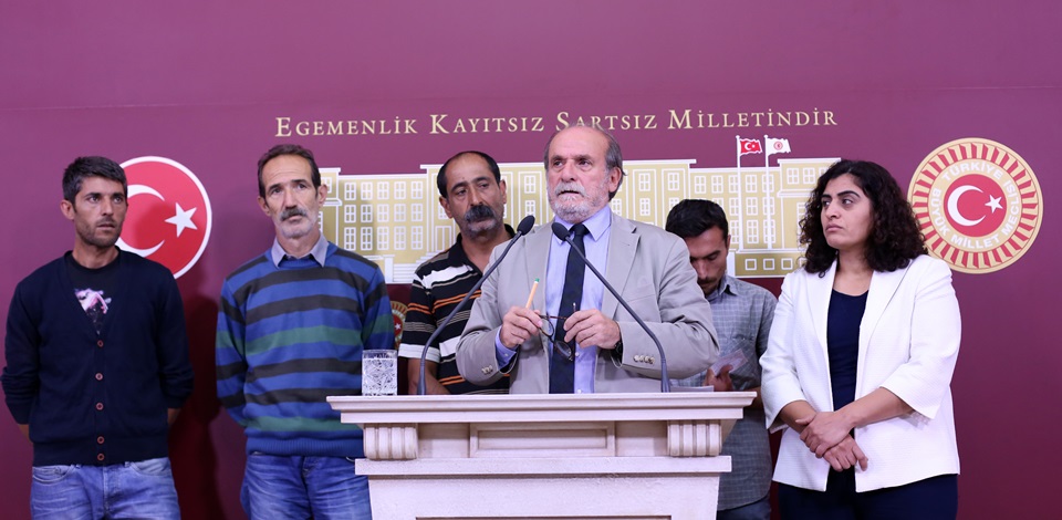 HDP milletvekilleri Kürkçü ve Tuncel, inşaat işçileri ile Mecliste basın toplantısı düzenledi