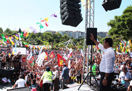 Gelin demokratik bir uzlaşı zemininde buluşalım. Gelin toplumsal muhalefeti dikkate alan, ezilenleri dikkate alan yeni bir Anayasa’yı hep birlikte yapalım