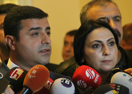 Demirtaş: "Özür dilemesi gereken Davutoğlu’nun kendisidir"