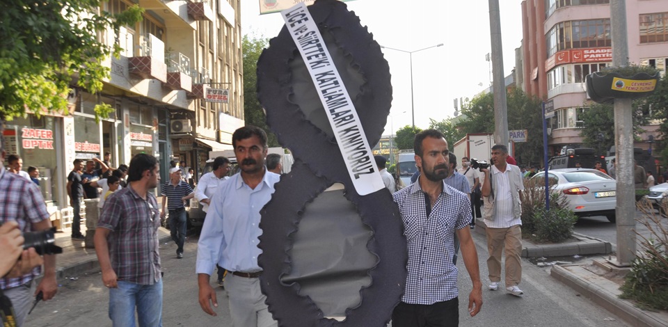 HDPnin AKPye siyah çelenkli protestosuna polis engeli