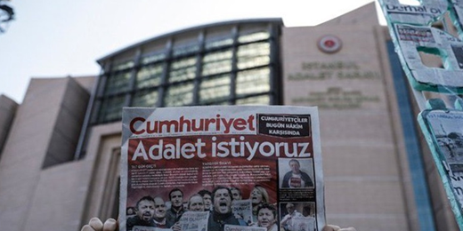 Yargıyla alakası olmayan bir tiyatro