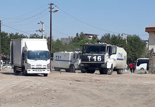 Yiğitalp: Sur halkı evine giremiyor, müteahhitler giriyor