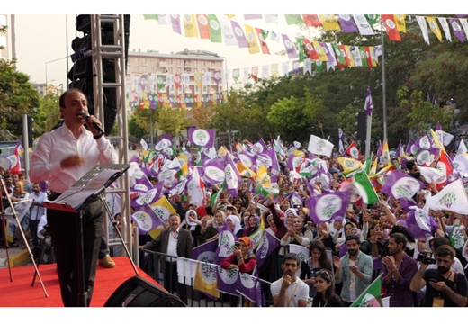 Baydemir: Güney Kürdistan halkı Kürt değil de Türkmen olsa tavrınız ne olurdu?