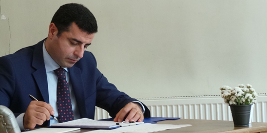 Demirtaş: Geri çekilmiyorum, partimin önünü yeni eş genel başkanlarla birlikte açmaya çalışıyorum