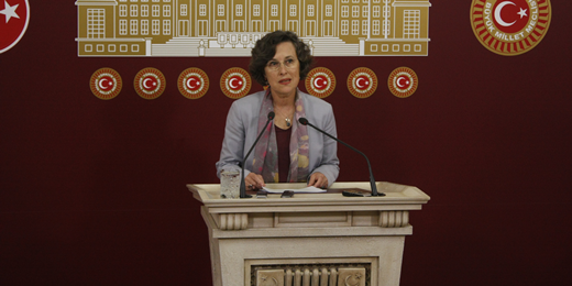 Filiz Kerestecioğlu: Yalanlarla savaşa sürüklemek kimyasal silahlar kadar korkunç