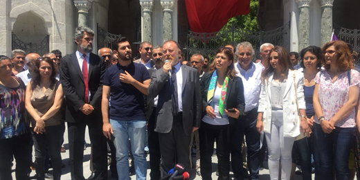 Temelliden ihraç edildiği üniversite önünde açıklama: Tüm ihraçlar görevine dönsün diye demokrasi önündeki barajı yıkmalıyız