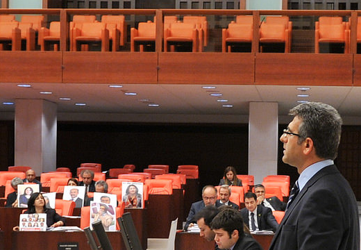 Geveri: Başka ülkede Kur-anı Kerim yakılsa kıyameti koparırdınız