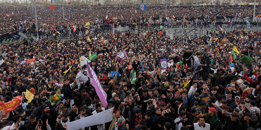 Amed Newrozu Öcalan’a, Kürtçeye ve Kürtlere özgürlük referandumuna dönüştü