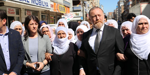 Diyarbakır Cezaevi önündeki açıklama engellendi: Hükümet 170 gündür bu sesi duymuyor