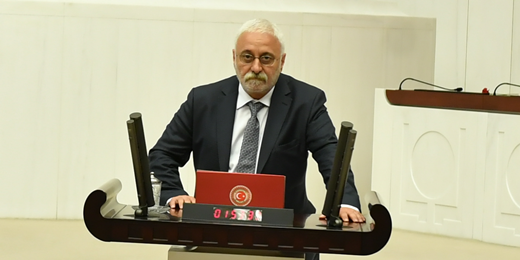 Oluç: Ülkeyi, apoletli ya da sivil darbelerin tarihi olmaktan çıkarmanın yolu demokratik anayasa tartışmalarını vakit geçirmeksizin devreye koymaktan geçer