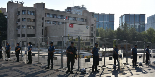 "Kayyım kararını tanımıyoruz; susma, sustukça sıra sana gelecek"