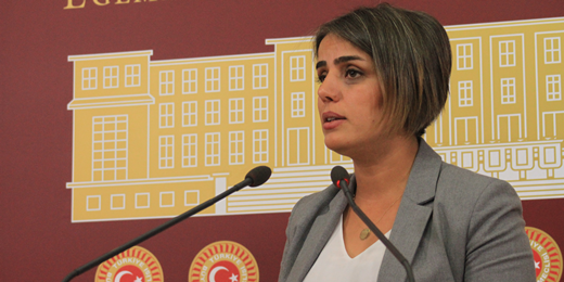 Ayşe Acar Başaran: Canlı yayında şehirlerin bombalanmasını izleten iktidar barış sesini yükseltenleri gözaltına alıyor