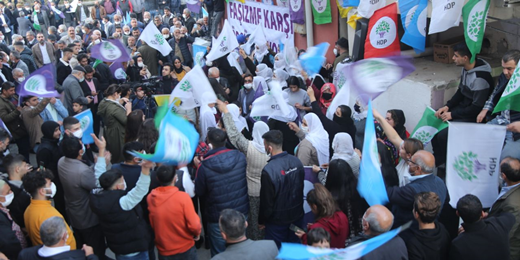 Eş Genel Başkanımız Pervin Buldan, ırkçı saldırıya uğrayan Yüreğir ilçe binamızı ziyaret etti