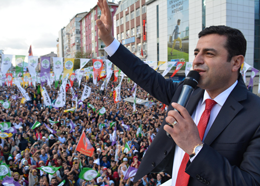 Demirtaş: "Halk, senin kölen değil, senin önünde diz çökmez"