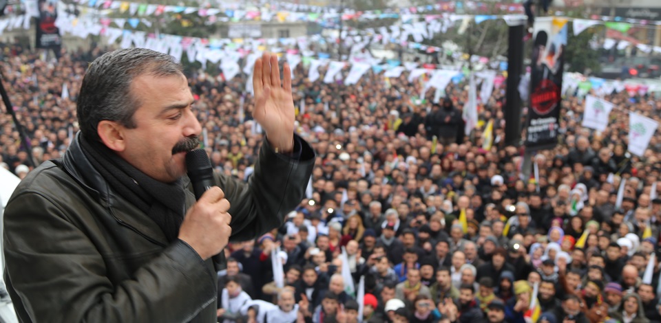 "Ellerimiz kırılsaydı da oy vermeseydik dememeniz için burdayız"