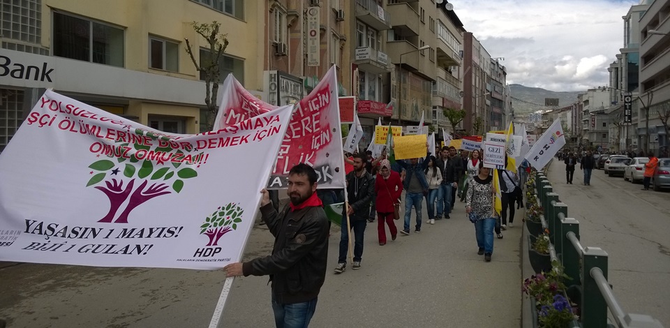 Tokatta HDP kortejiyle 1 Mayıs alanına yüründü